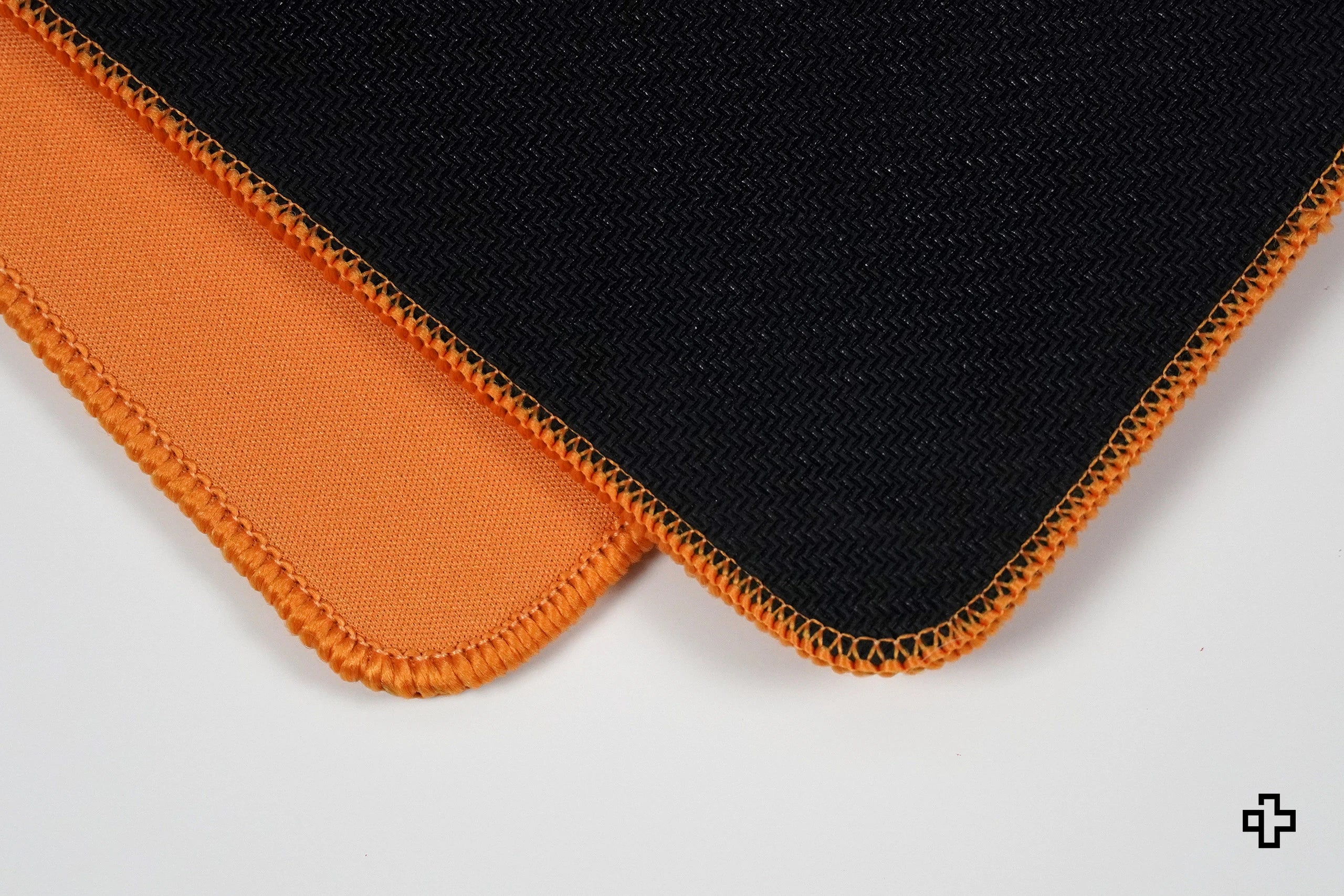 Deskmat Mousepad QwertyKey x ClipFixTV 4mm margini cusute