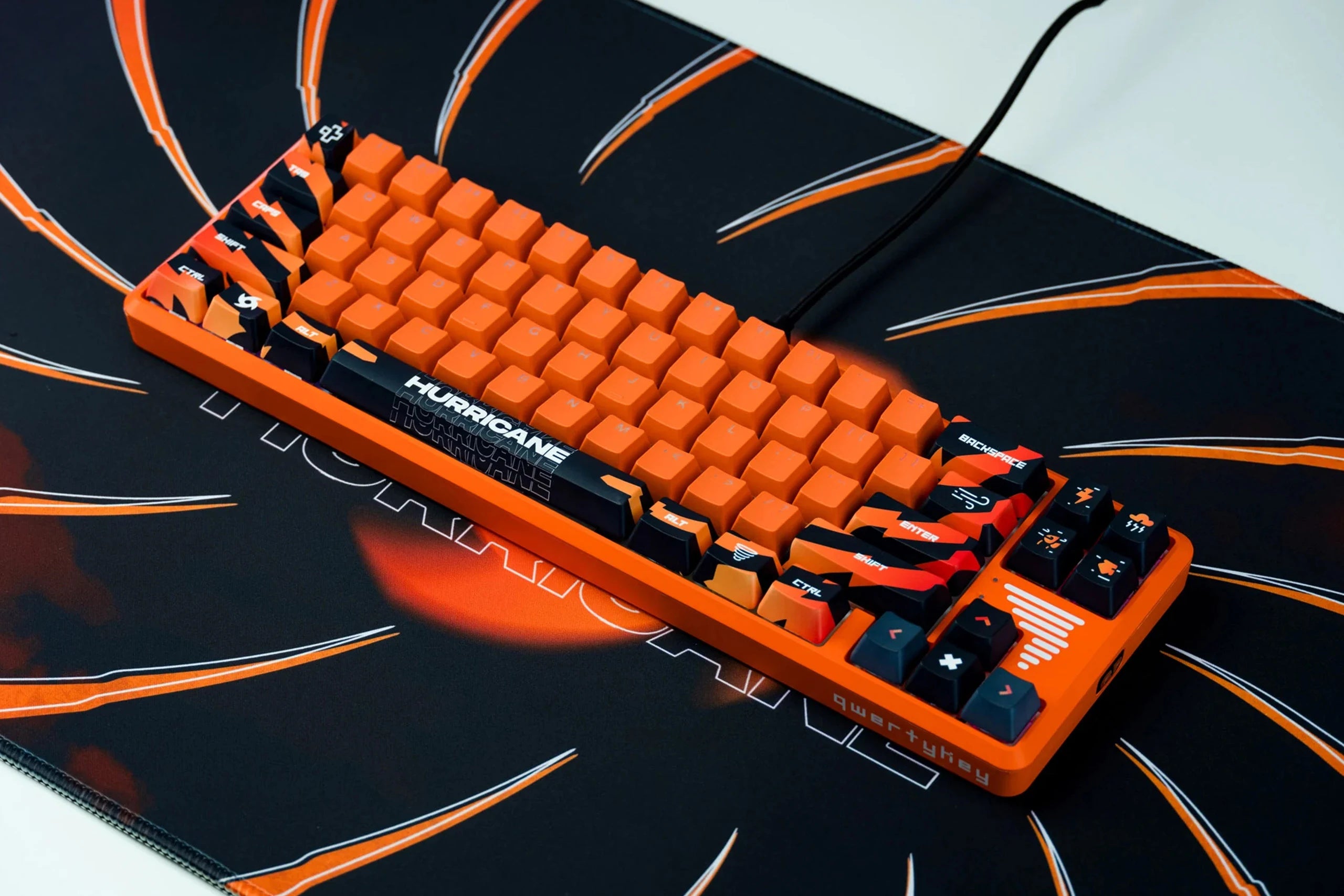 QwertyKey65 Hurricane Hotswap RGB Tastatura Mecanica Gaming
