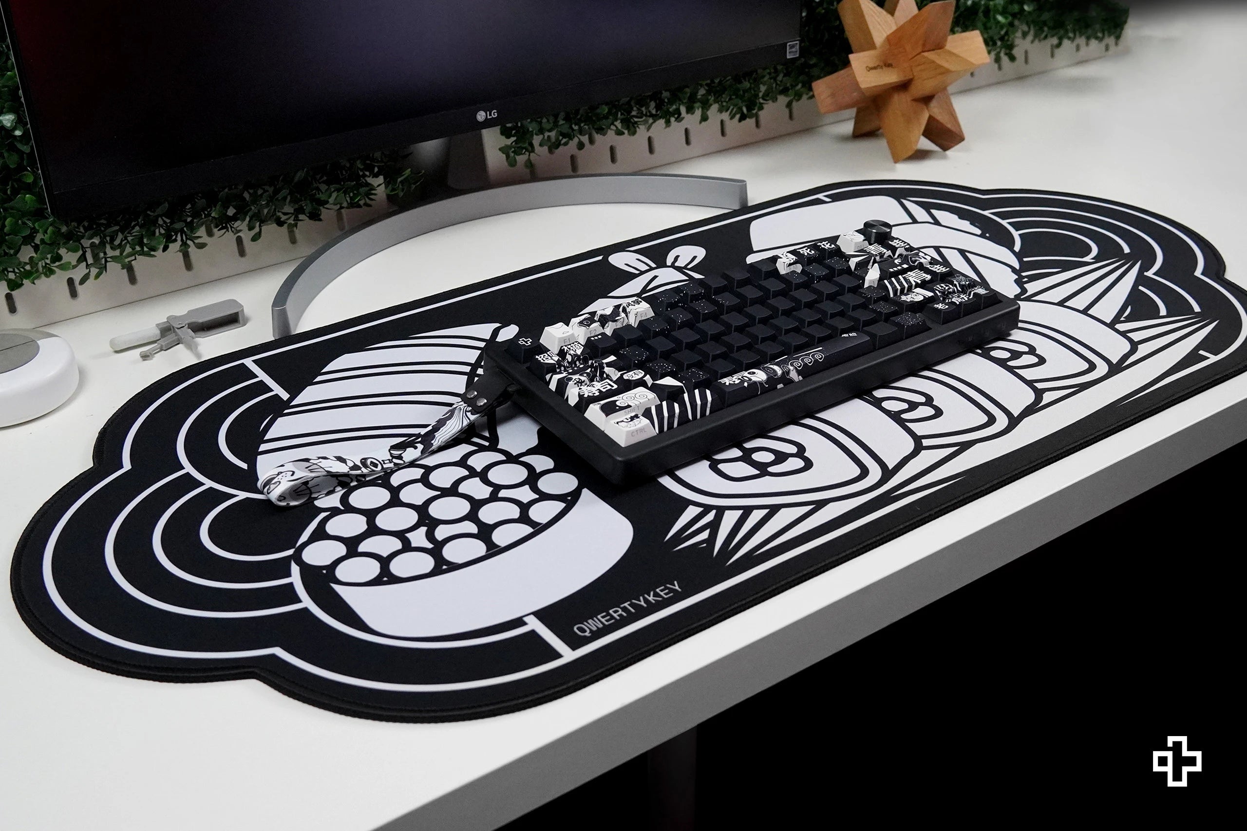 Deskmat Mousepad QwertyKey MOMO 4mm obrzeża obszyte