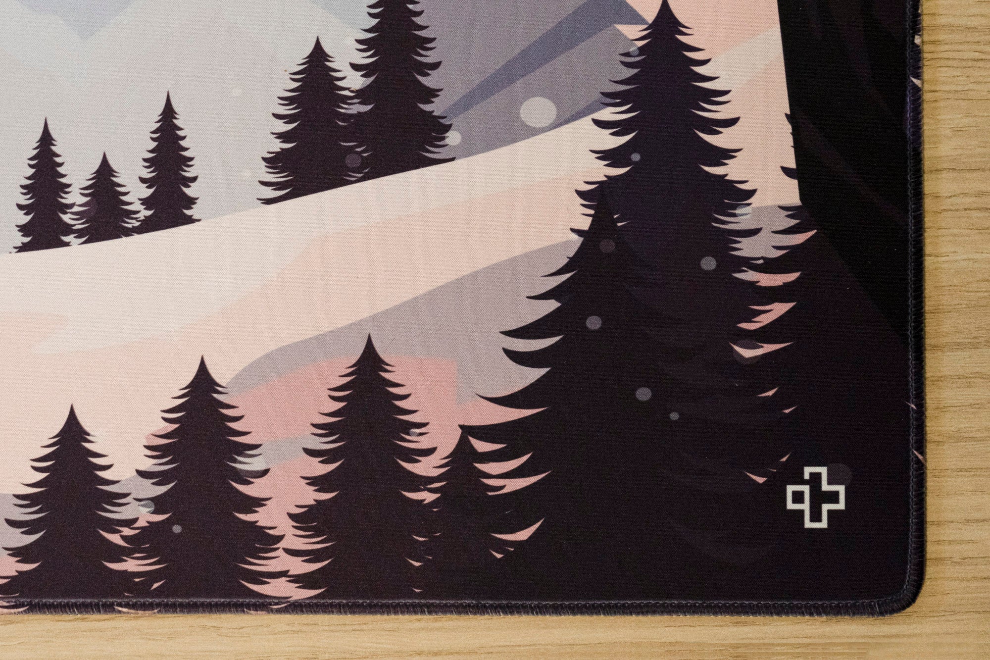 Deskmat Mousepad QwertyKey Winter Blast – 4mm – margini cusute - QwertyKey